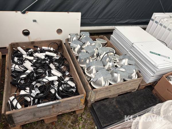 Blandet lot med LED-lamper, kabler og stik