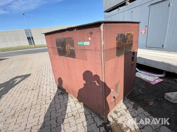 Isoleret kasse med vandtank og vandværk