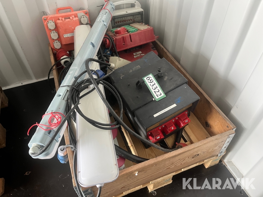 Blandet el dele byggetavler samt lys rør