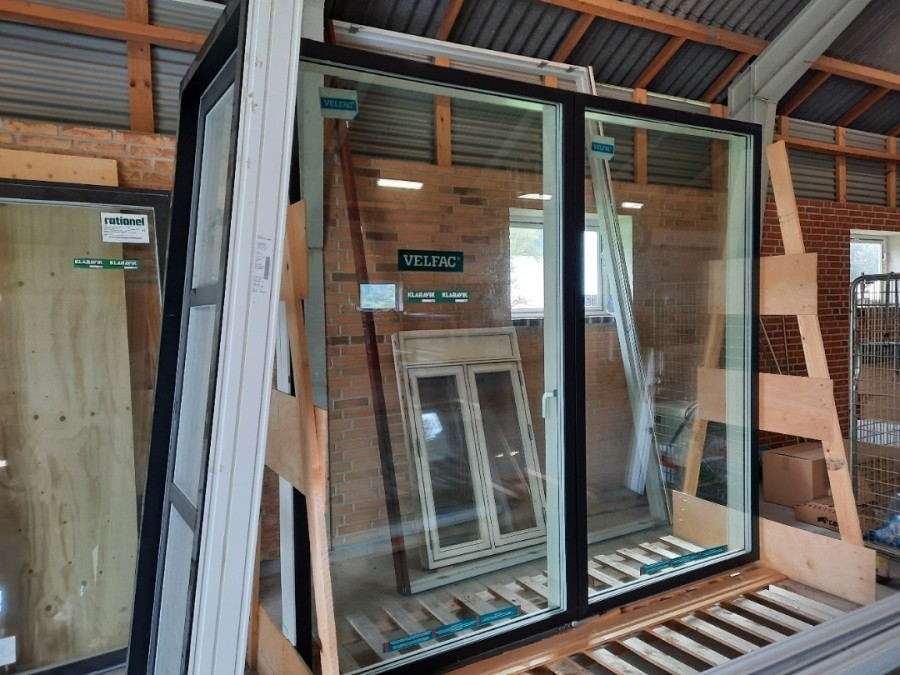 Vinduesparti med skydedør samt extra dør