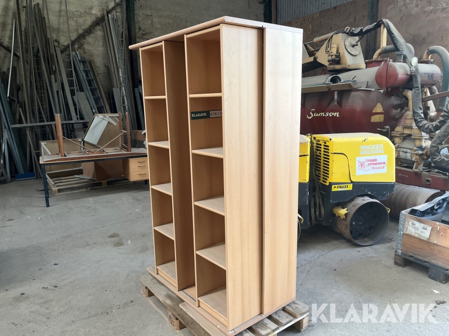 Skab med skydehylder