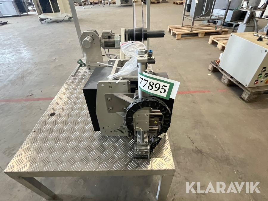 Label påsætter Hm Systems, Køge, Klaravik auktioner