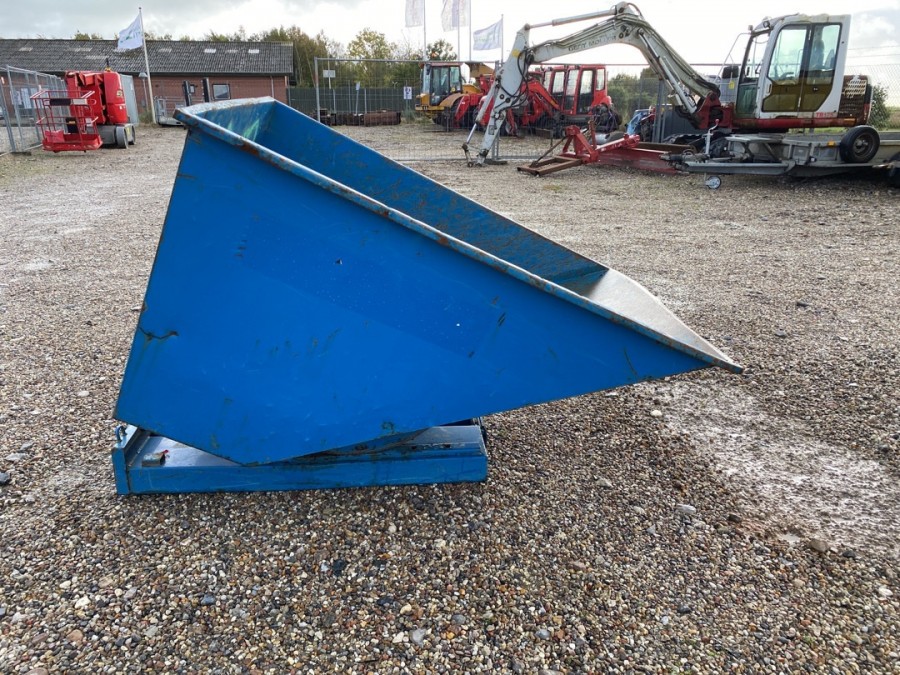 Tip container