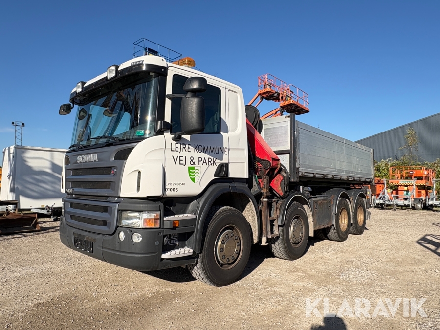 Lastbil Scania P400 LB8X4HNB 8x4 tip- og kranbil med HMF 1720-K4 læssekran, spil og hydraulisk sideåbning