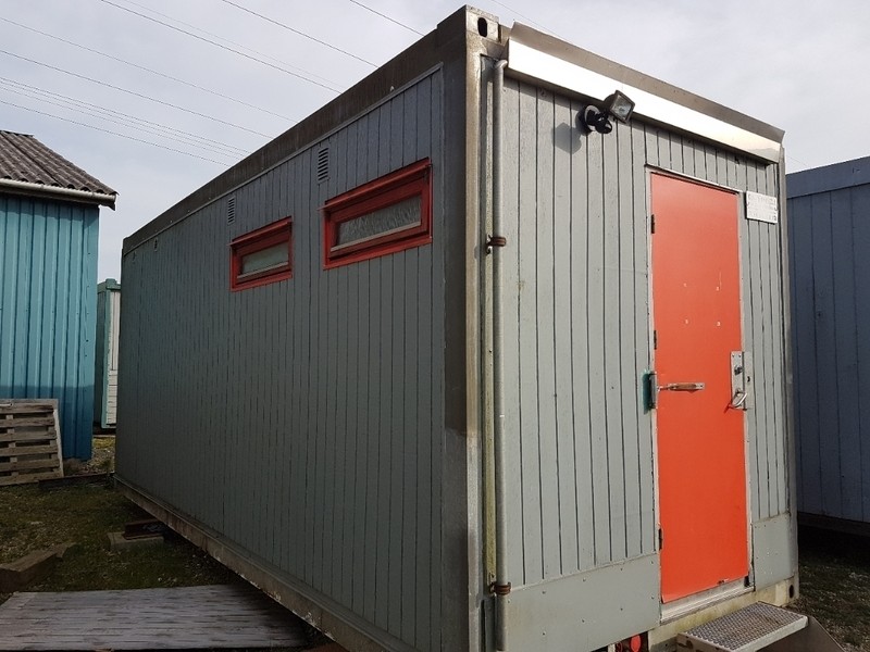 Toiletcontainer, 2 toiletter og 2 bruserum