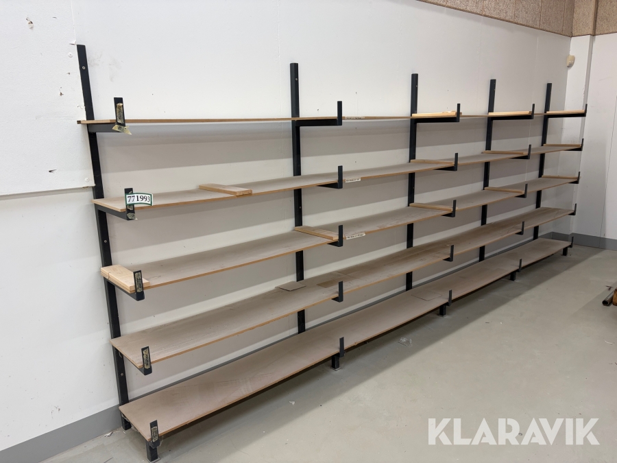 Hylder med metalstativ