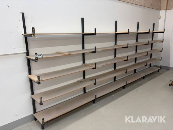 Hylder med metalstativ