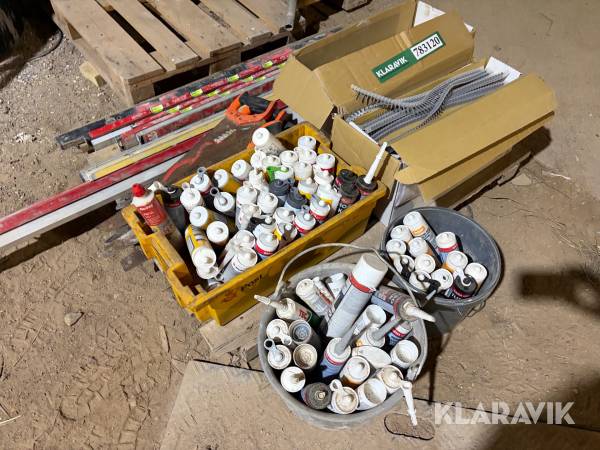 Byggematerialer Og Håndværktøj Blandet Blandet Vaterpas, Håndsave, Skruer, Fugemasse Og Lim