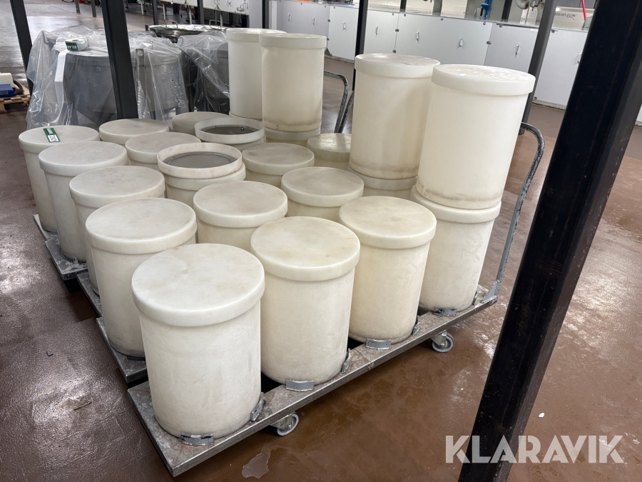 Rullevogne med tilhørende plastbeholderer