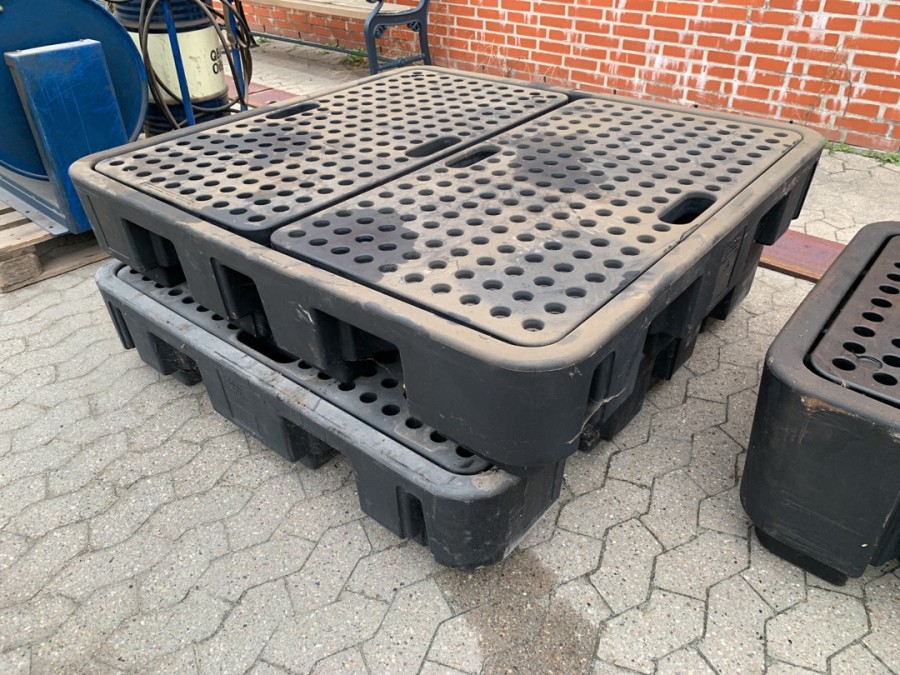 2 stk. Spildbakker til olie