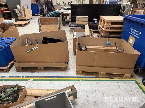 Lot PC skærme og kontorlamper