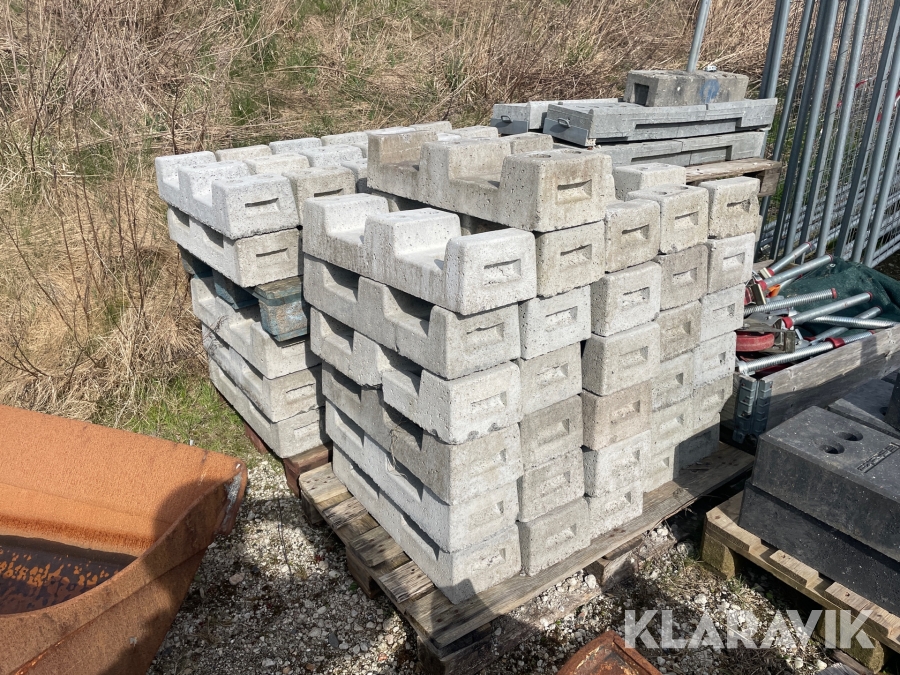 Beton fødder til bygge hegn ca 70 styk