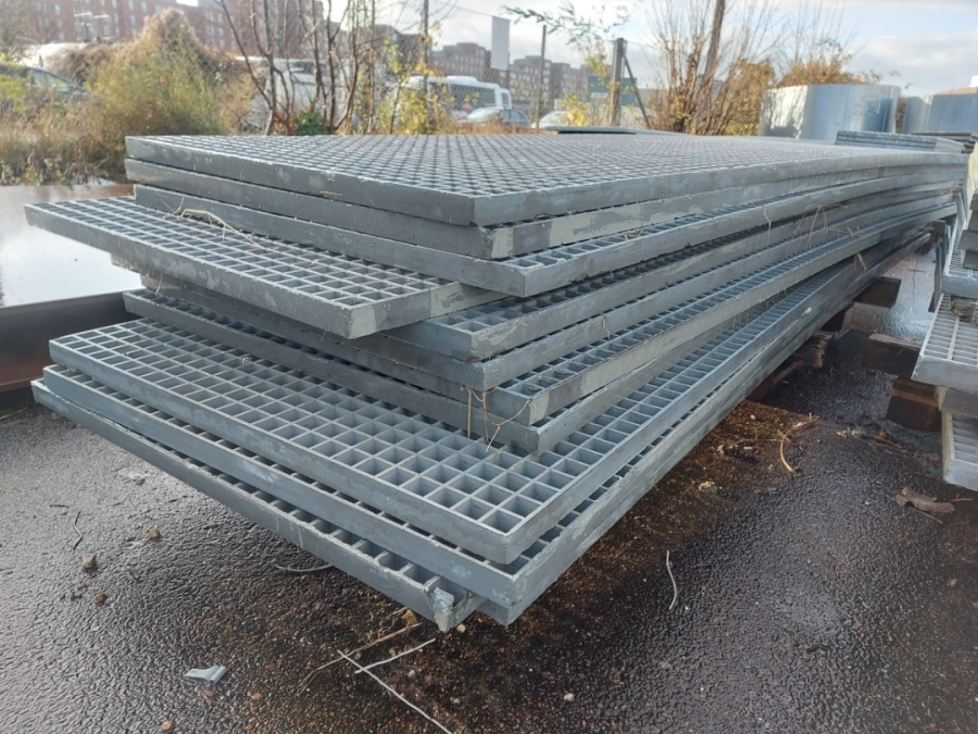 Klaravik Auktioner | Plastik riste