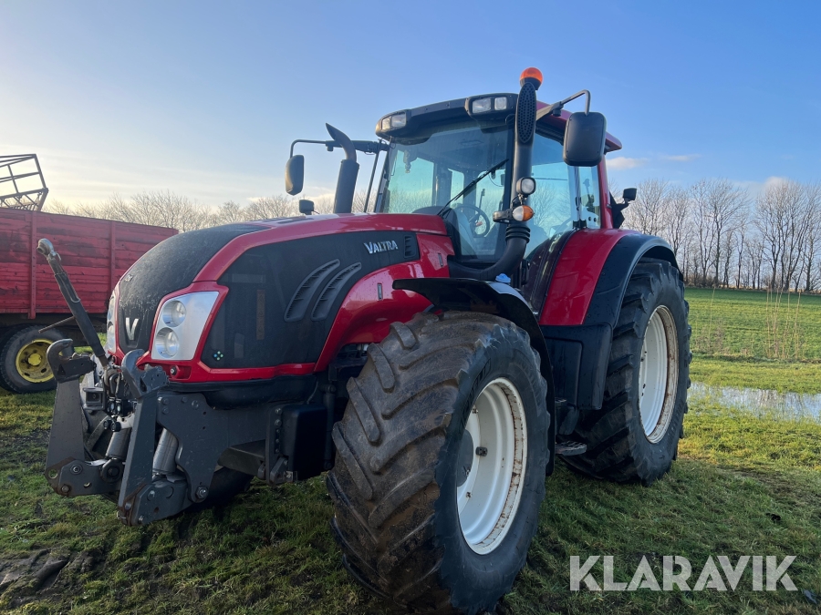 Traktor Valtra T213 4 WD og Frontlift