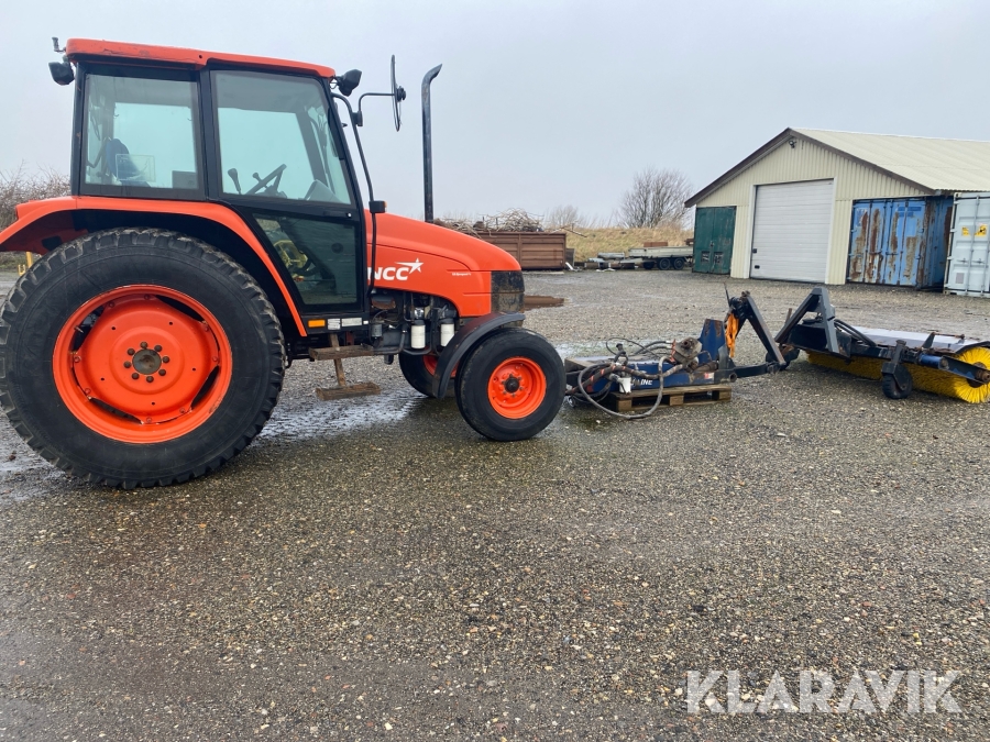 Traktor Fiat /  New Holland L 75 med kost