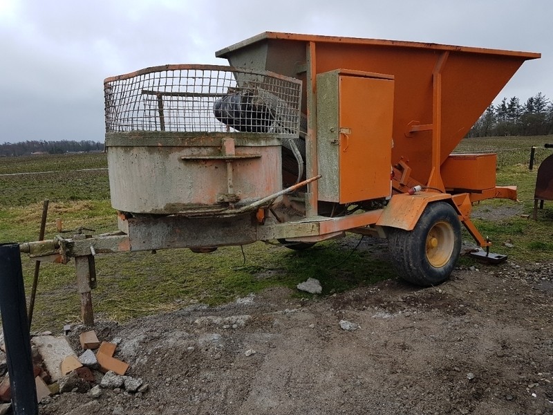 Beton blandeanlæg med cementsilo