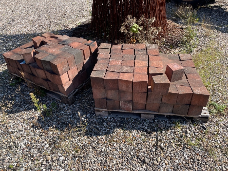 Sort/røde belægningssten