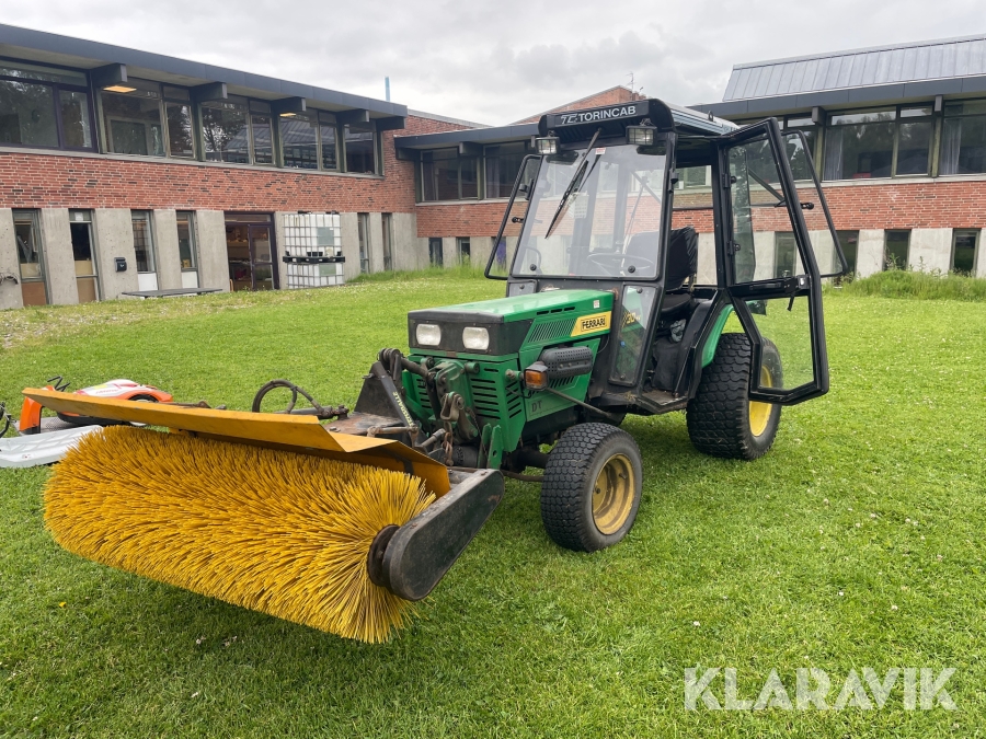 Traktor Ferrari 30S/4W med kost & klippebord