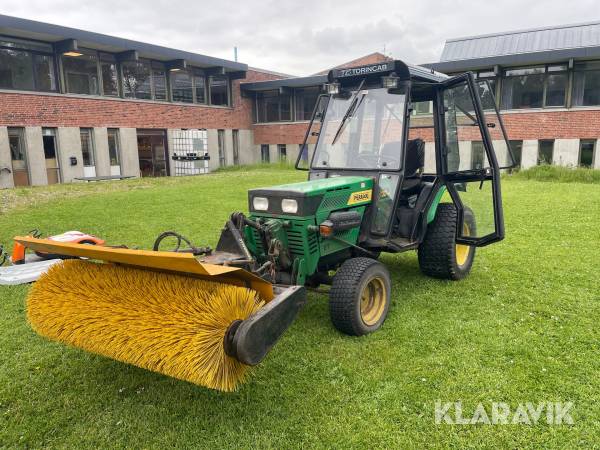 Traktor Ferrari 30S/4W med kost & klippebord