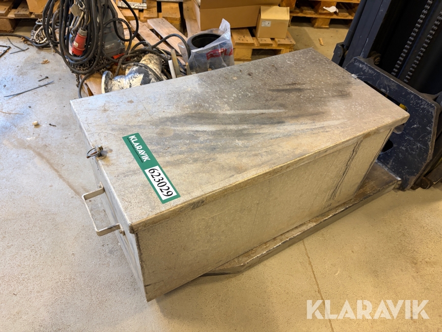 Metalkasse til opbevaring.