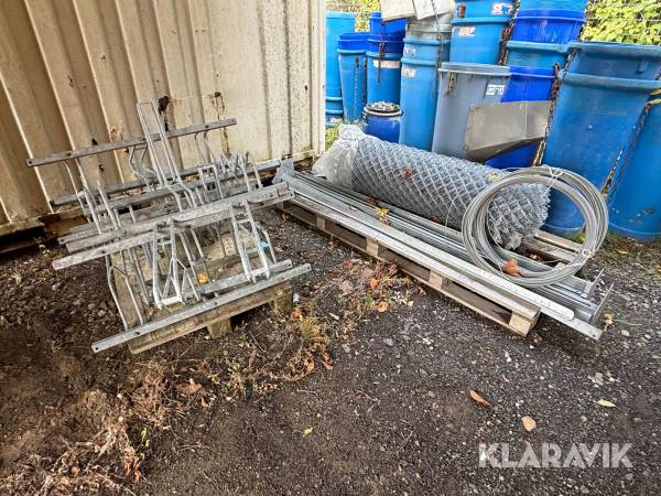 Trådhegn med stolper & 6 cykel stativer