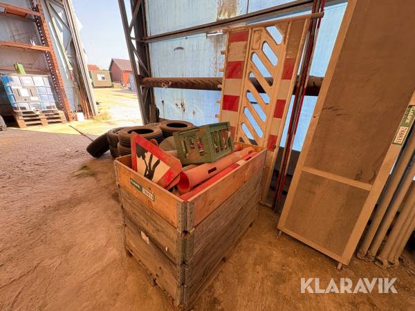 Soldater, kegler og skilte - 1 palle