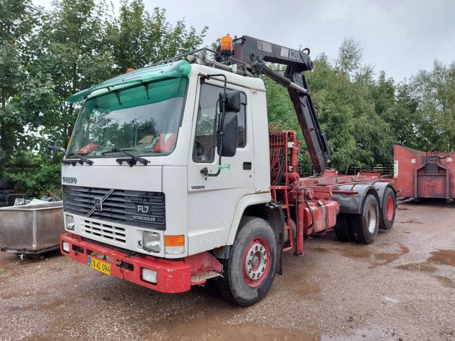 Lastbil med kran og wirehejs