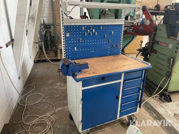 Værktøjsbord med skruestik