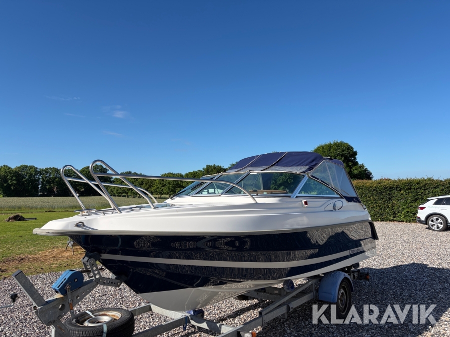 Båd Uttern D55 Exclusive med synet bådtrailer.