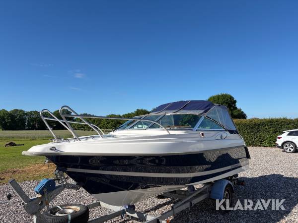 Båd Uttern D55 Exclusive med synet bådtrailer.