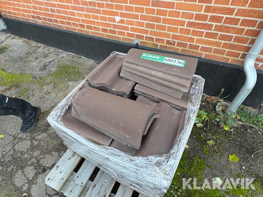 Tagsten og rygninger B&C, 62 Styk tagsten og 6 Styk rygninger