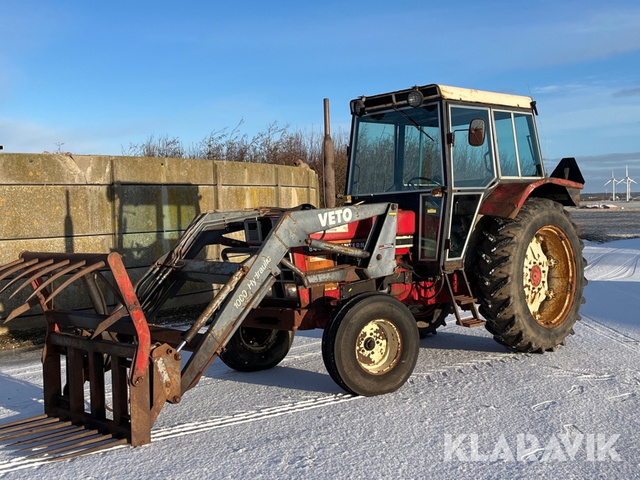 Traktor International 844-S med frontlæsser