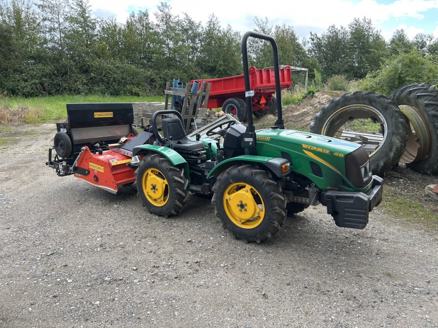 Traktor med fræser og såkasse