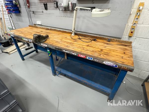 Arbejdsbord med skruestik