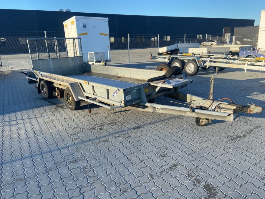 Maskintrailer med rampe