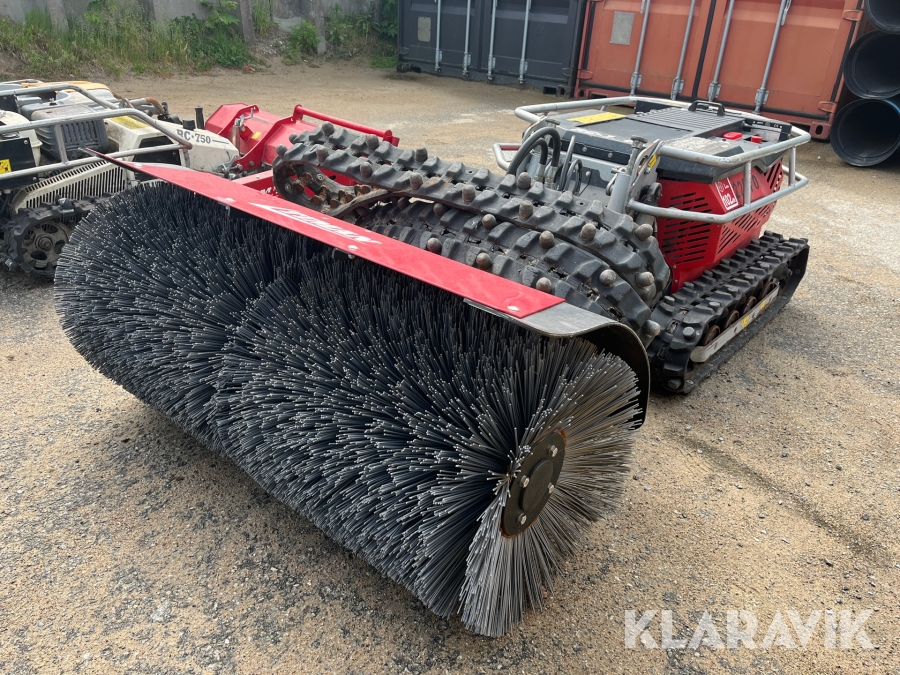 Fjernstyret redskabsbærer Timan RC-1000 med kost