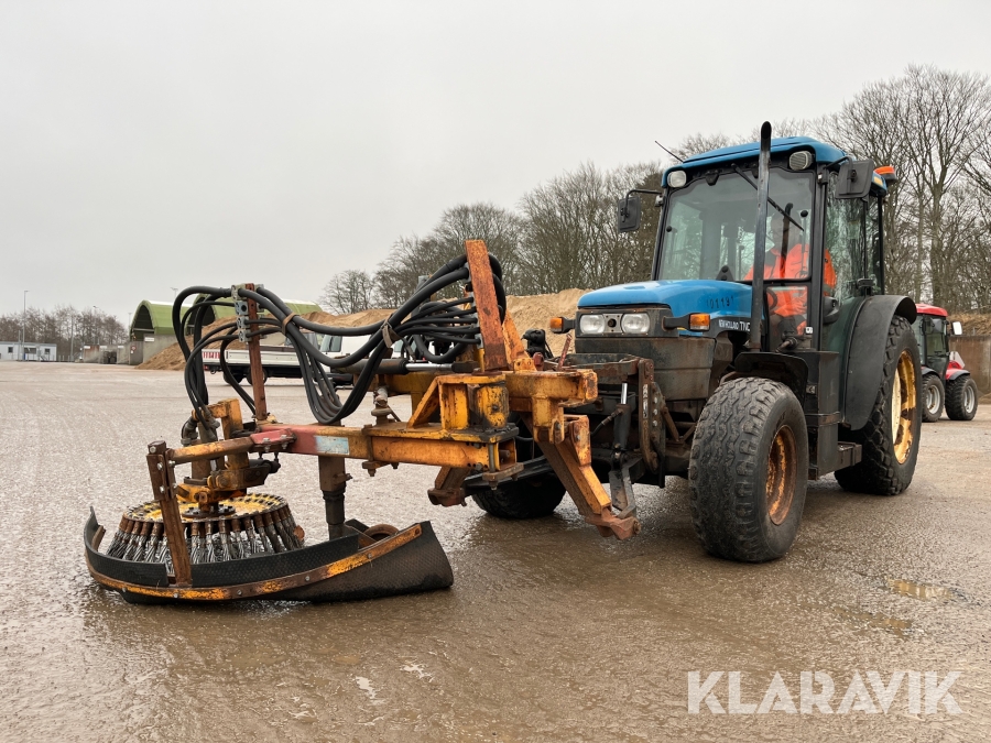Traktor New Holland - Med ukrudt børste
