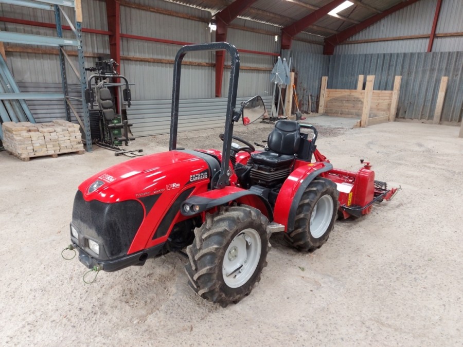 Kompakt traktor med stennedlægningsfræser