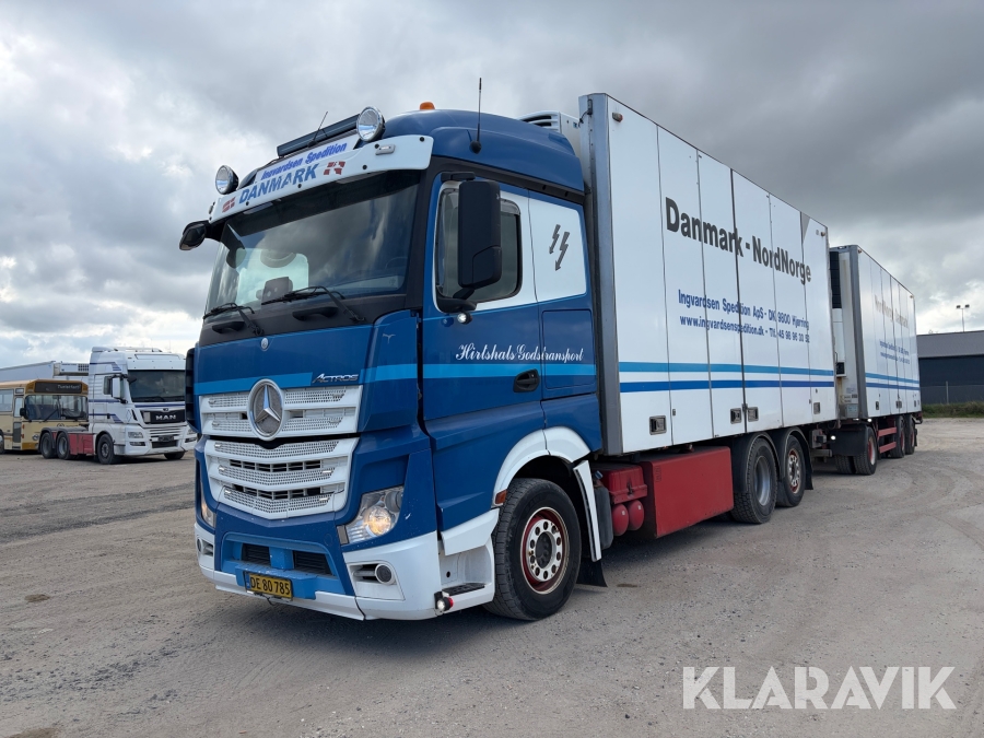 Lastbil Mercedes-Benz Actros 5253 med kølekasser, sovekabine, forvogn og hænger