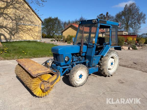 Traktor New Holland 610 med kost