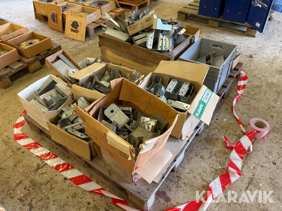 Lot med beslag BMF - 2 paller