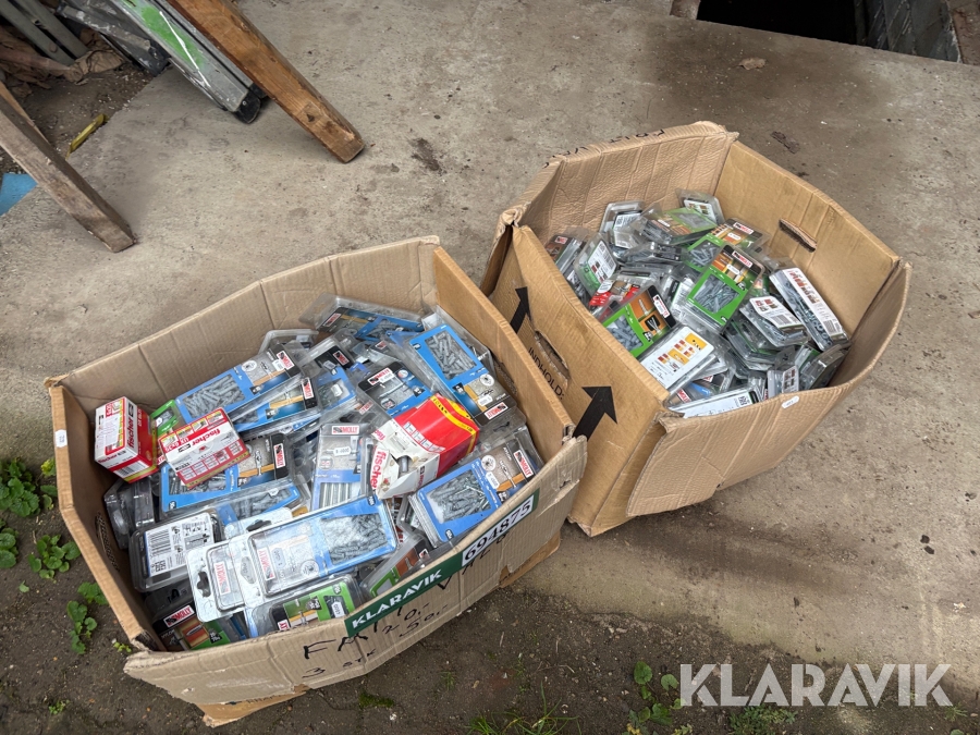 Bladet kasser med skruer og rav pluks