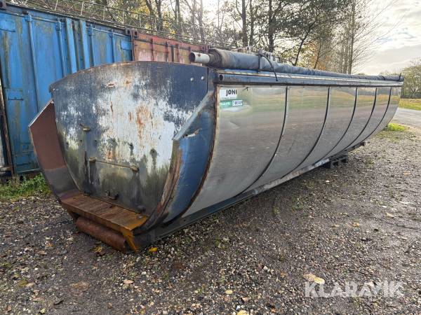 Asfalt container Jøni isoleret med rullepresenning