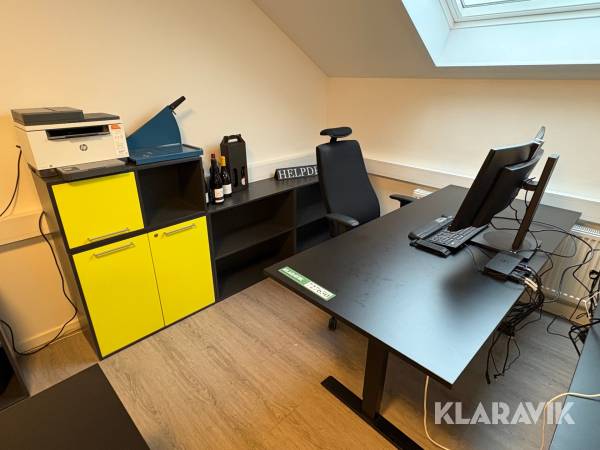 Arbejdsstation med reol og printer