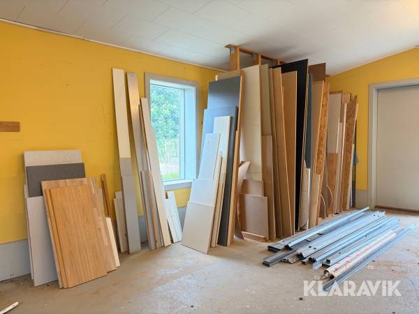 Lot med byggeplader og stålreglar