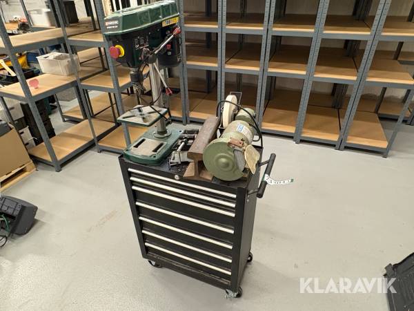 Værktøjsbord med søjleboremaskine og slibemaskine