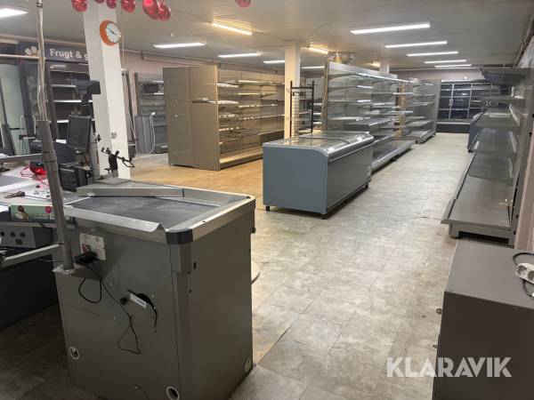 Komplet butiksinventar med køle-/fryseinventar, reoler og kassedisk