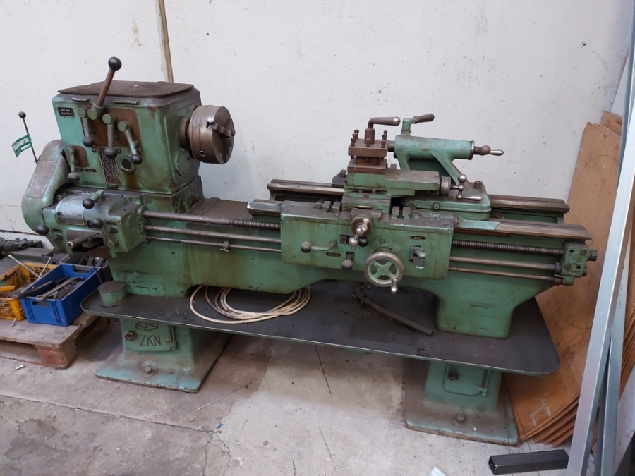 Drejebænk med værktøj