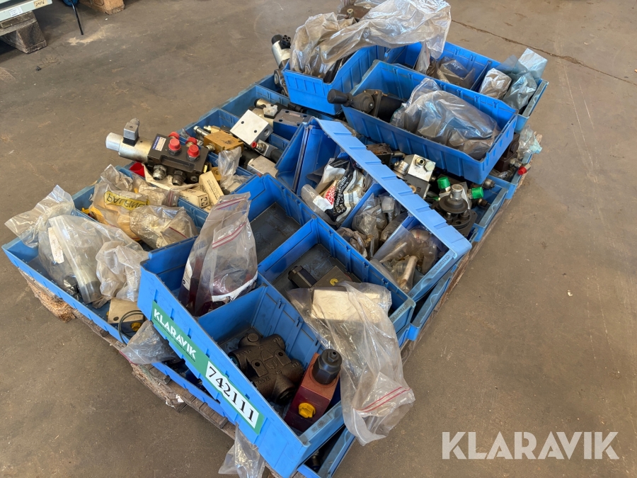 Diverse hydraulik ventiler - cirka 16 kasser