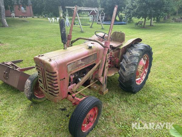 Veterantraktor Case International B275 med frontlæsser og skovl